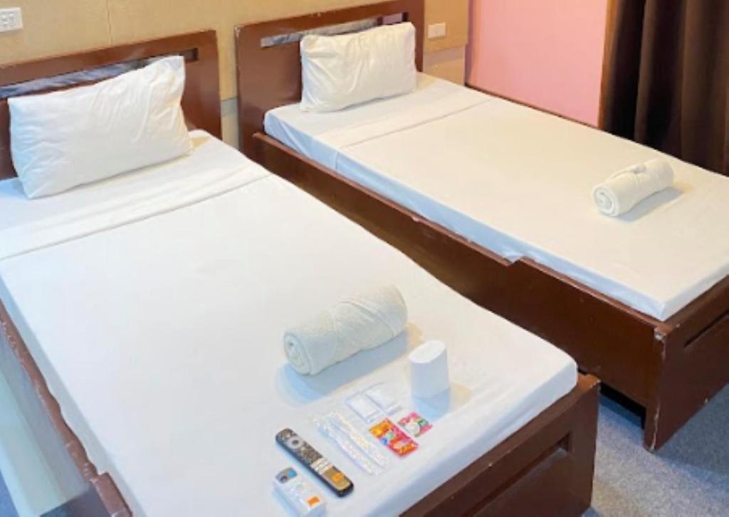 Postel nebo postele na pokoji v ubytování Villa Rosita Hotel Naga City by RedDoorz