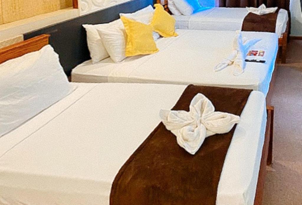 Postel nebo postele na pokoji v ubytování Villa Rosita Hotel Naga City by RedDoorz