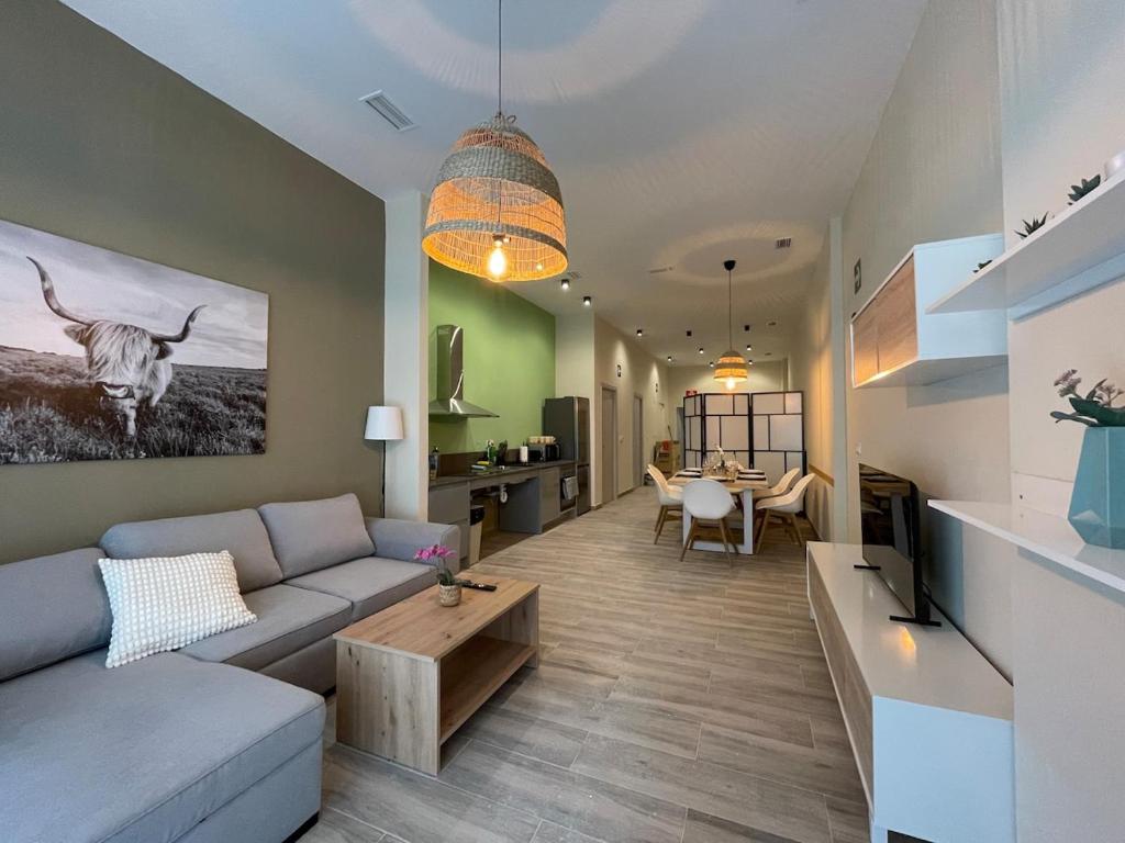 a living room with a couch and a table at Sensacional apartamento en Ruzafa in Valencia