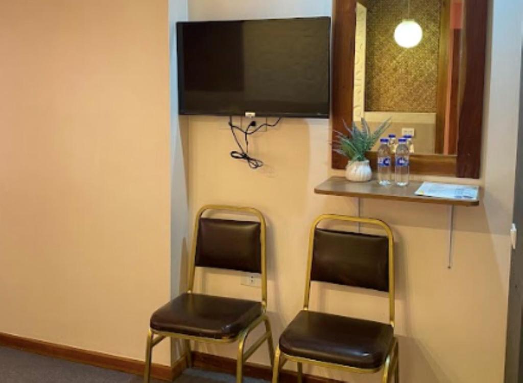 TV a/nebo společenská místnost v ubytování Villa Rosita Hotel Naga City by RedDoorz