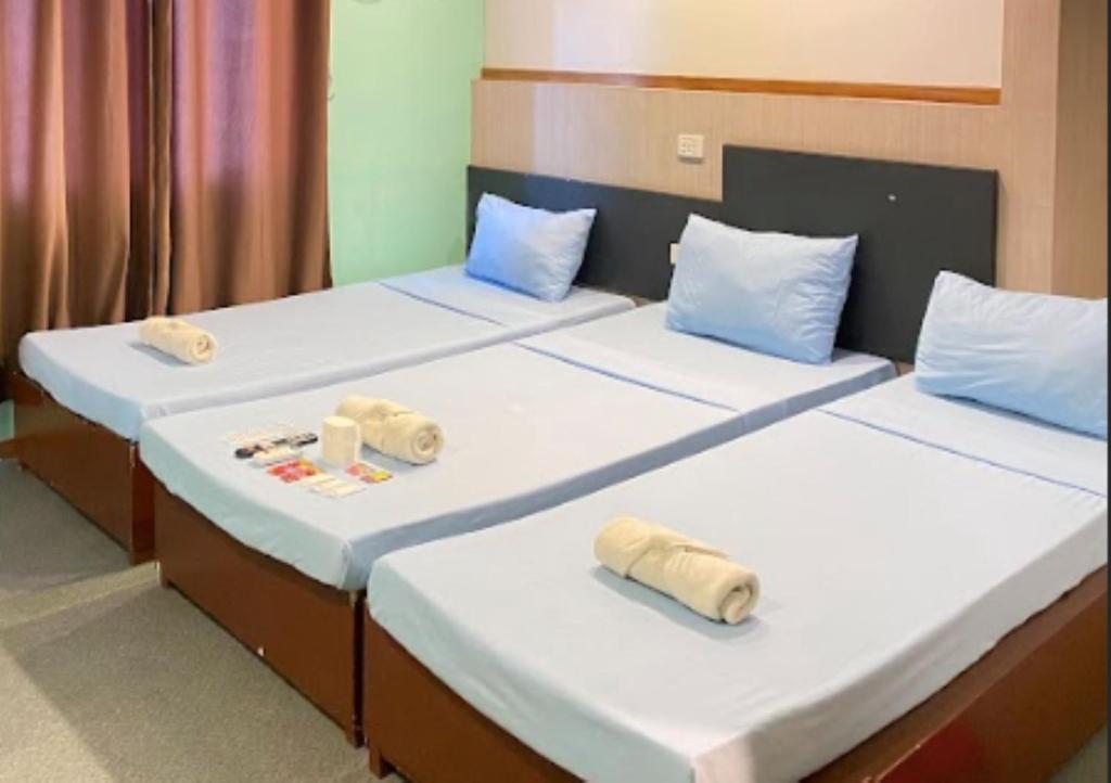 Postel nebo postele na pokoji v ubytování Villa Rosita Hotel Naga City by RedDoorz