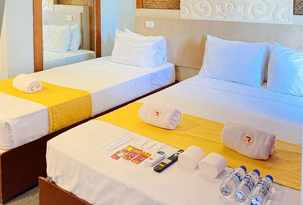 Postel nebo postele na pokoji v ubytování Villa Rosita Hotel Naga City by RedDoorz