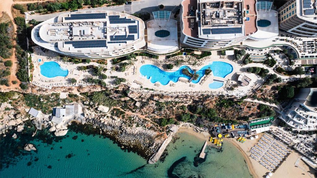 Бассейн в Radisson Blu Resort & Spa, Malta Golden Sands или поблизости