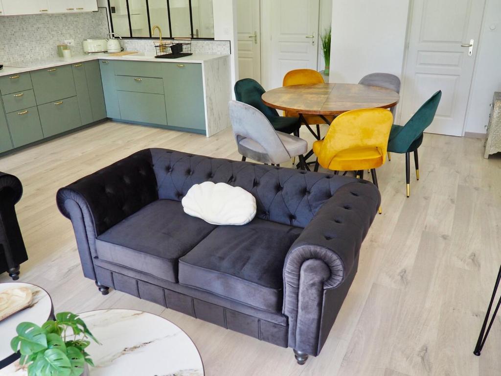 un salon avec un canapé et une table dans l'établissement Appart T4 neuf à 5 min du centre, à Le Touquet-Paris-Plage