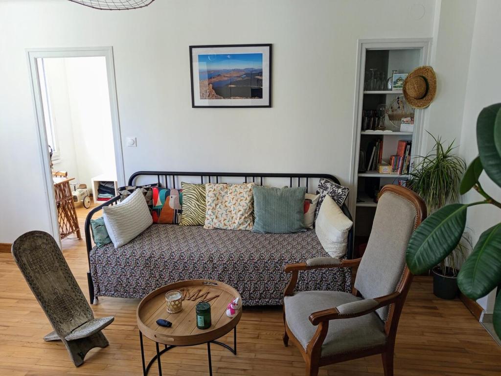 Appartement cozy au coeur d' Annecy في أنِسي: غرفة معيشة مع أريكة وكرسيين