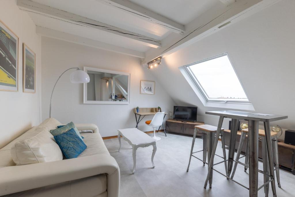 un salon avec un canapé et une table dans l'établissement Le Petit Schilik - Proche de Strasbourg, à Schiltigheim