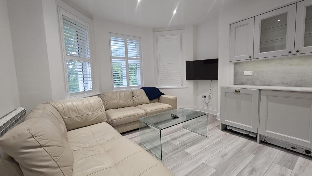 ボーンマスにあるA lovely 2 bedroom flat ideal for all occasionsのソファとテーブルのあるリビングルーム
