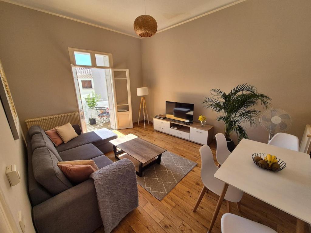 un salon avec un canapé et une table dans l'établissement Appartement spacieux - 60 m2 - calme, à Perpignan