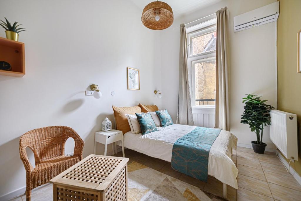 Ένα ή περισσότερα κρεβάτια σε δωμάτιο στο Jewish Quarter Studio for Two with AC