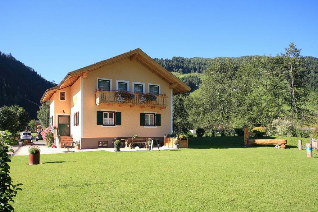 une grande maison avec une pelouse devant dans l'établissement Ferienhaus Hermann, à Schladming