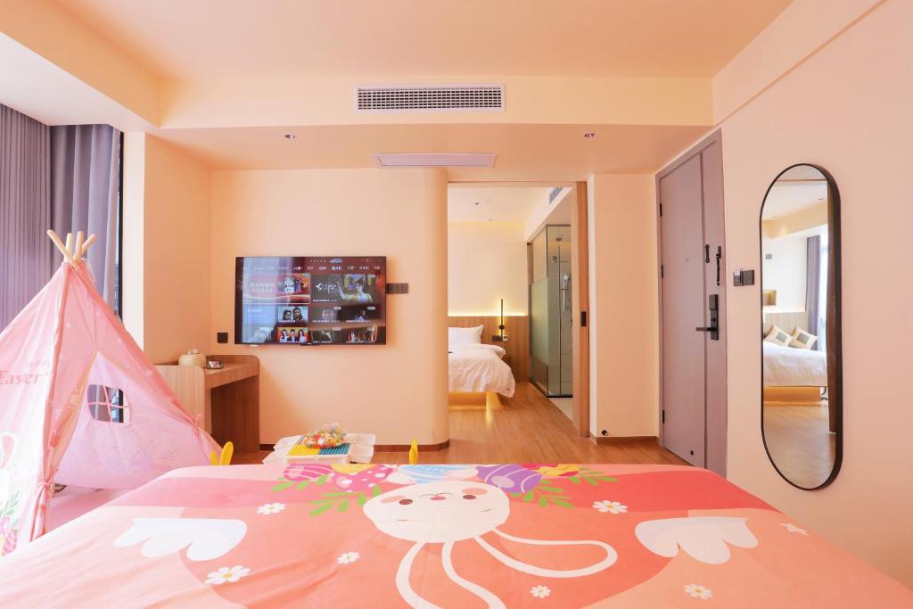 Postel nebo postele na pokoji v ubytování Yangshuo Yihan Resort Hotel