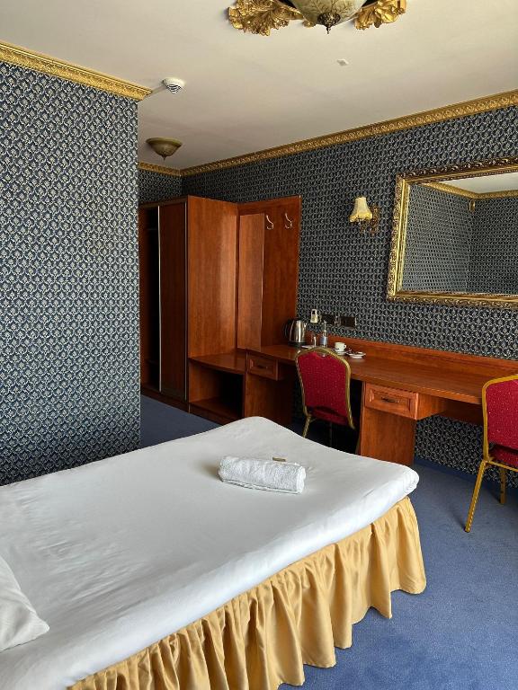 
Single Room with Private Bathroom
