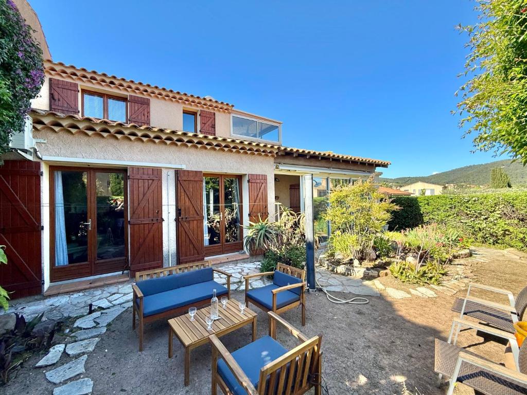 un patio avec des chaises et une table devant une maison dans l'établissement Maison provençale - Plage 500m, à Carqueiranne