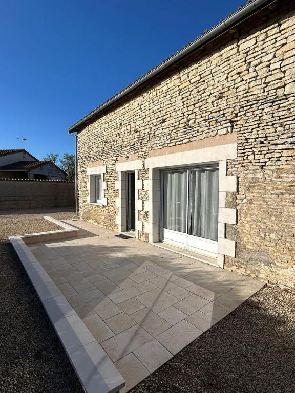- un bâtiment en briques avec deux portes de garage dans l'établissement La Maison du Cèdre 8 min du Futuroscope, à Avanton