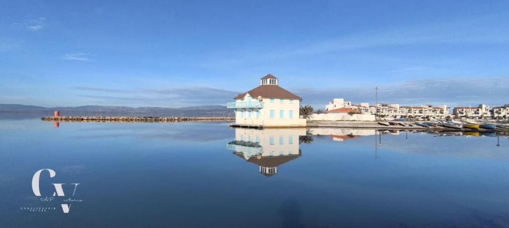 un bâtiment au milieu d'une masse d'eau dans l'établissement Le Charme des Hébrides, au Barcarès