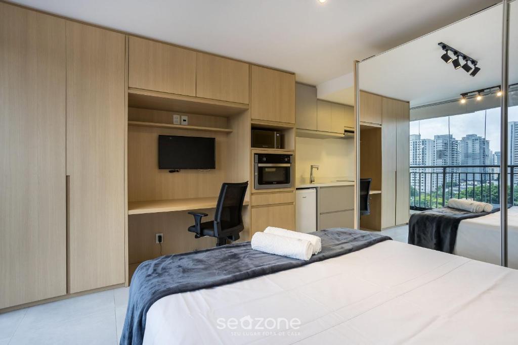 Zimmer mit 2 Betten und einer Küche mit Balkon in der Unterkunft Studio Moderno a 450m do Metrô – ISM0806 in São Paulo