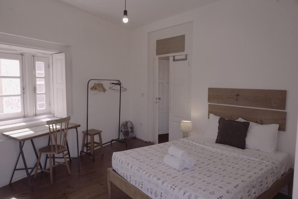 Postel nebo postele na pokoji v ubytování Light & Airy Historic Centre House with Balconies