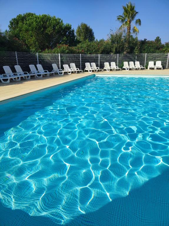 - une piscine d'eau bleue et des chaises longues dans l'établissement Chez Philipe Jasse 548, à Gallargues-le-Montueux