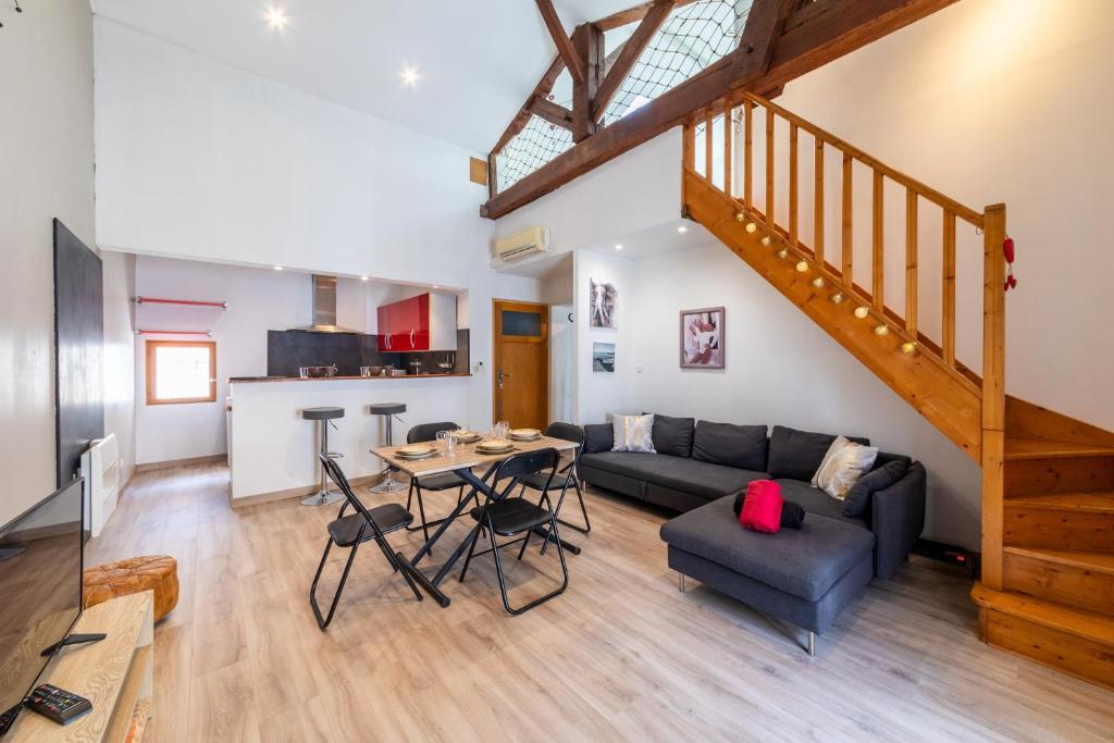 un salon avec un canapé et une table dans l'établissement L'Arcane - Appt climatisé, à Agen