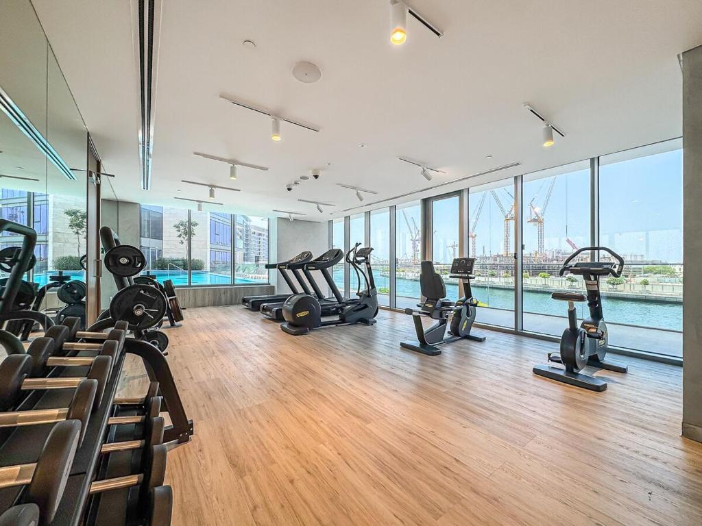 Grand 3BR APT with Pool, Gym and 2 Parking Spaces的健身中心和/或健身设施
