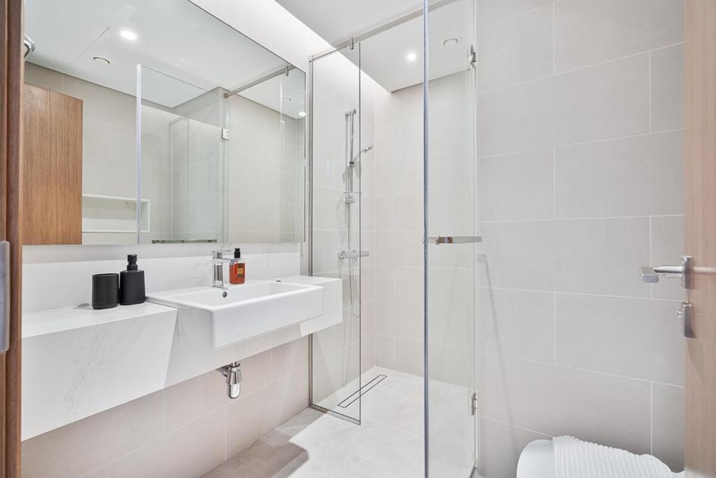 Grand 3BR APT with Pool, Gym and 2 Parking Spaces的一间浴室