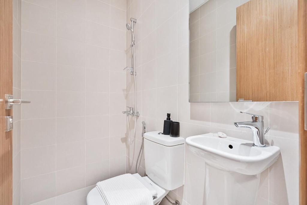 Grand 3BR APT with Pool, Gym and 2 Parking Spaces的一间浴室