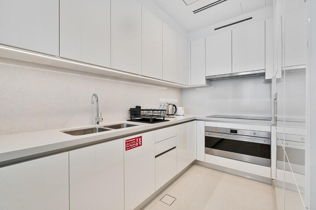 Grand 3BR APT with Pool, Gym and 2 Parking Spaces的厨房或小厨房
