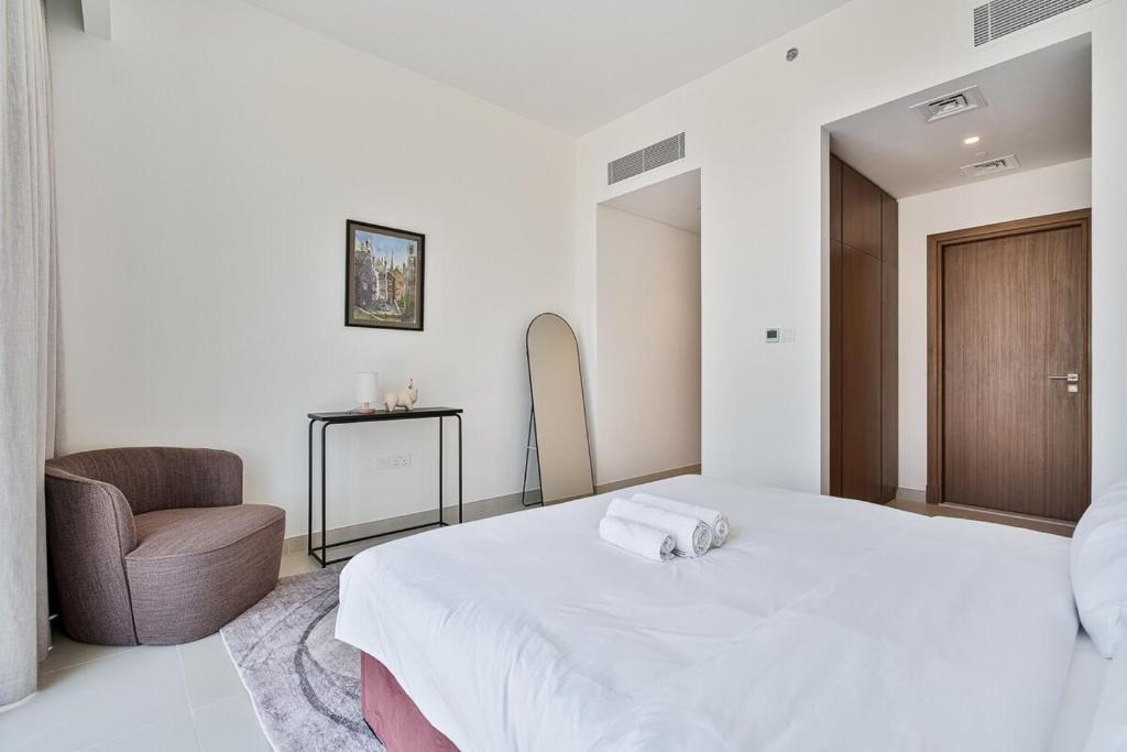Grand 3BR APT with Pool, Gym and 2 Parking Spaces客房内的一张或多张床位