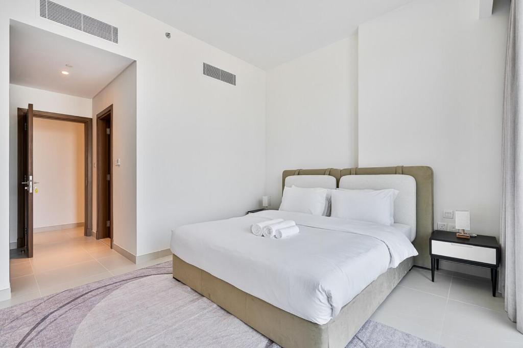 Grand 3BR APT with Pool, Gym and 2 Parking Spaces客房内的一张或多张床位