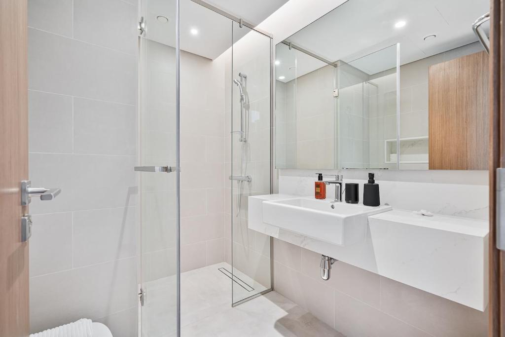 Grand 3BR APT with Pool, Gym and 2 Parking Spaces的一间浴室