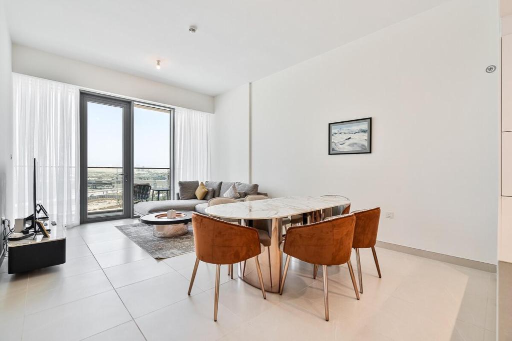Grand 3BR APT with Pool, Gym and 2 Parking Spaces的休息区