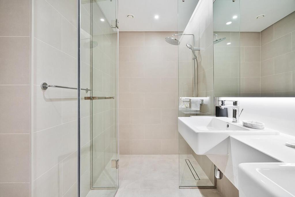 Grand 3BR APT with Pool, Gym and 2 Parking Spaces的一间浴室