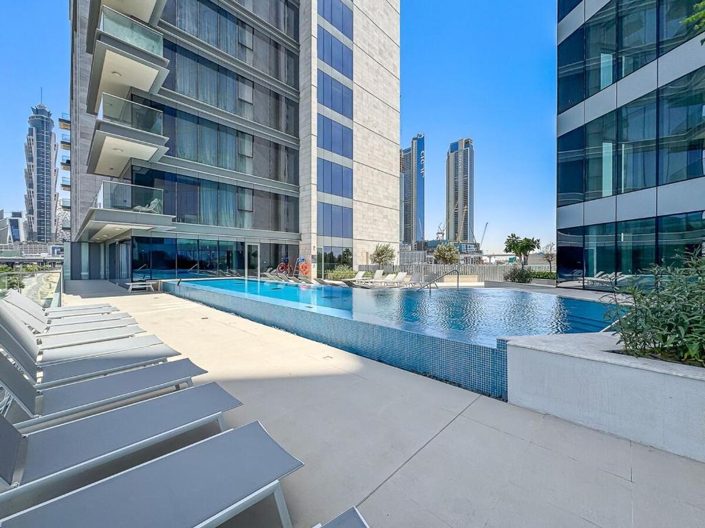 Grand 3BR APT with Pool, Gym and 2 Parking Spaces内部或周边的泳池