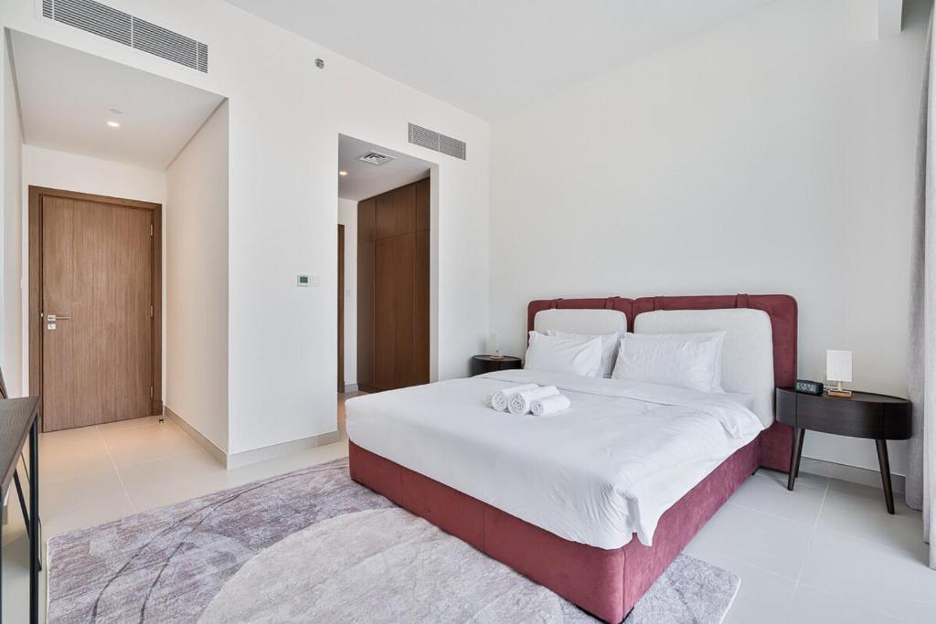 Grand 3BR APT with Pool, Gym and 2 Parking Spaces客房内的一张或多张床位