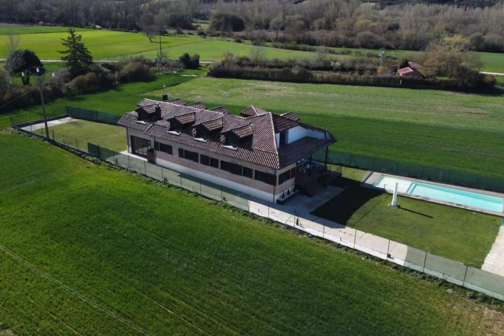 Bazén v ubytovaní Casa Rural Camino Blanco alebo v jeho blízkosti