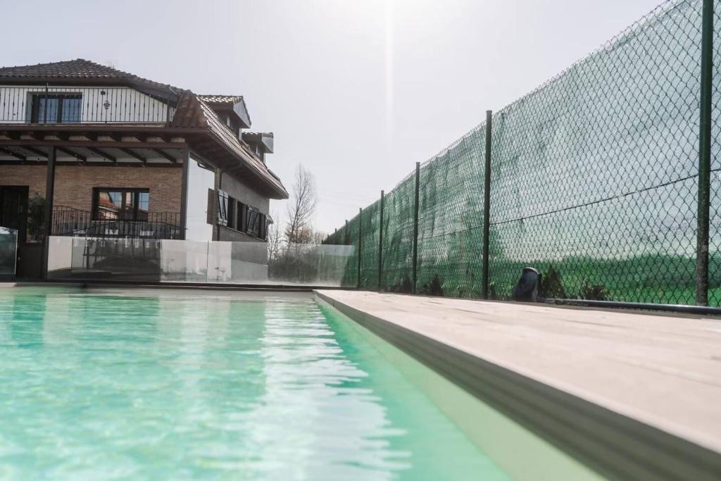 Bazén v ubytovaní Casa Rural Camino Blanco alebo v jeho blízkosti