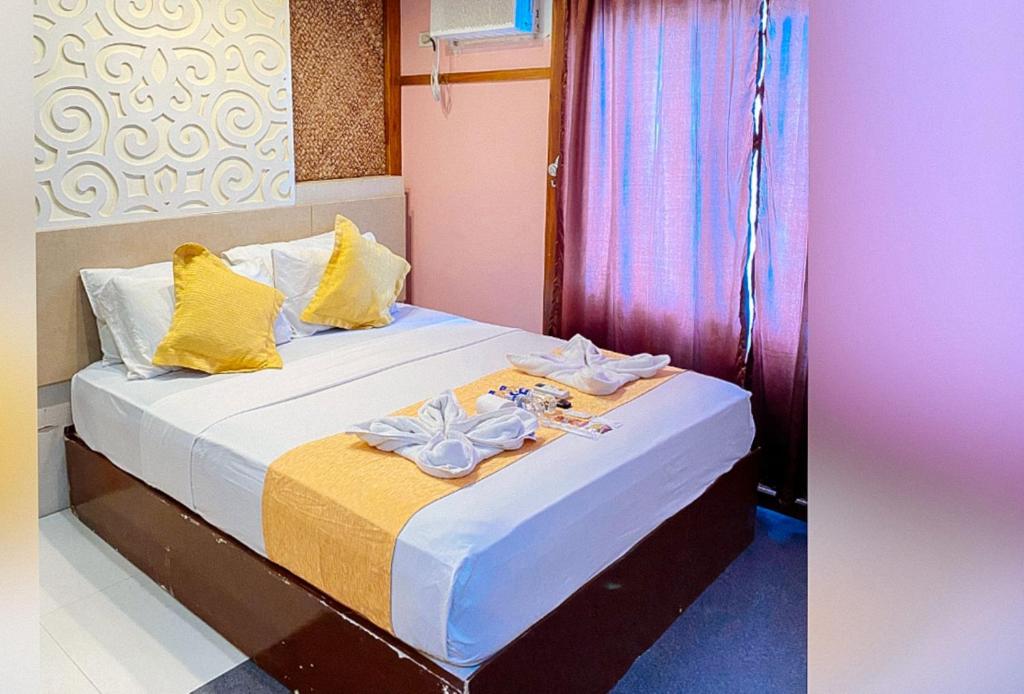 Postel nebo postele na pokoji v ubytování Villa Rosita Hotel Naga City by RedDoorz