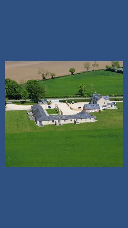 Hotel Briary Cottages at Iletts Farm, an aerial view of a large building in a field at Briary Cottages at Iletts Farm in Brackley