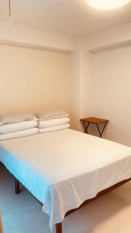 Postel nebo postele na pokoji v ubytování SkyHotel Ryogoku 駅徒歩4分