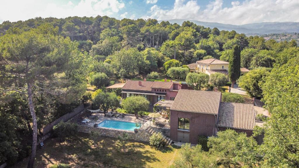 une vue aérienne d'une maison avec piscine dans l'établissement S1 Villa Fleur de Cacao, à Opio