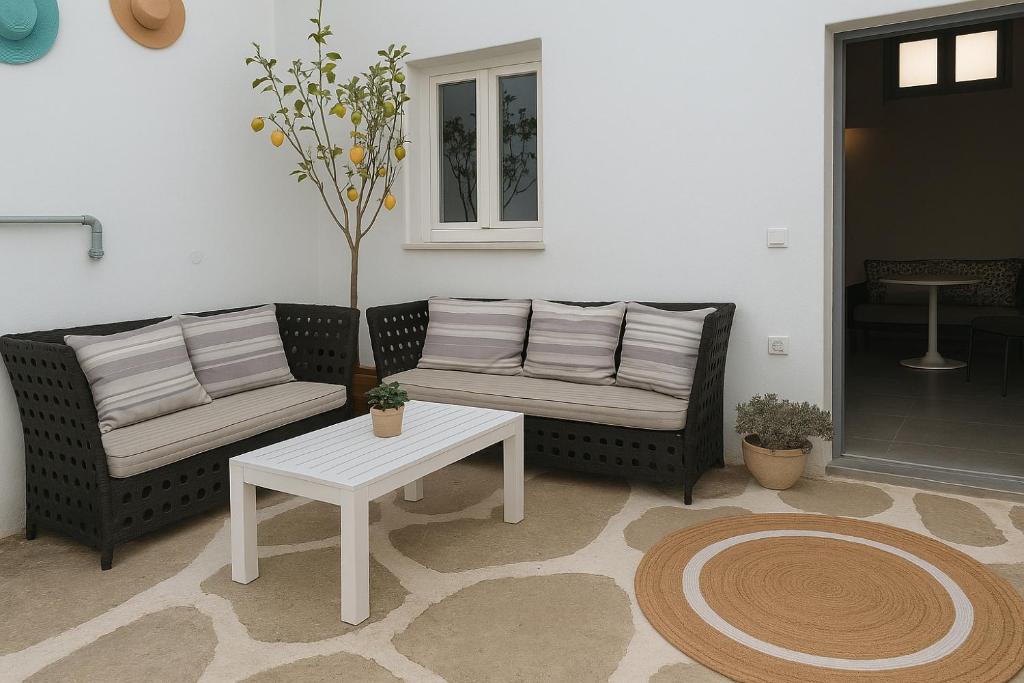 Posezení v ubytování Boho Sisi Retreat - Poolside Oasis & Private Hot Tub
