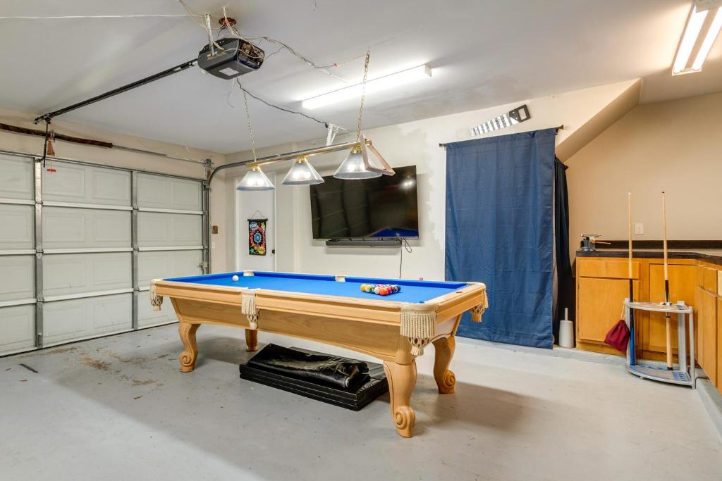 Biliár nebo kulečník v ubytování Community Pool Access Studio in Tomball!