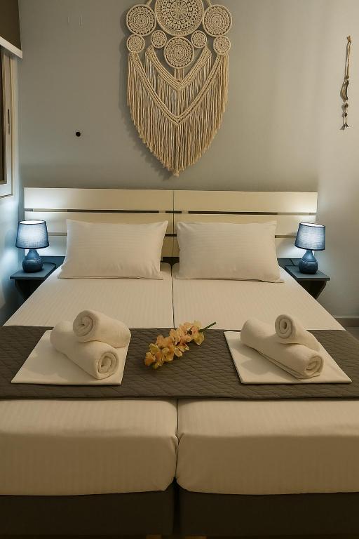 Postel nebo postele na pokoji v ubytování Boho Sisi Retreat - Poolside Oasis & Private Hot Tub