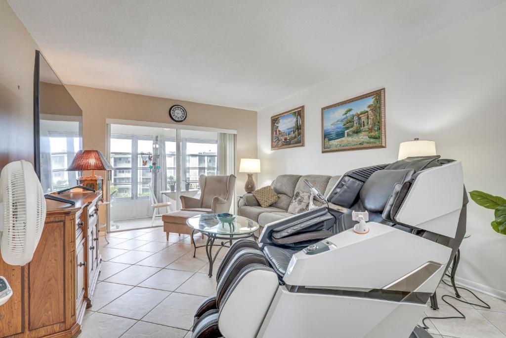 Una sala de estar con un paciente en una habitación de hospital. en Pool Access, 9 Mi to Pompano Beach Breezy Condo!, en Lauderdale Lakes
