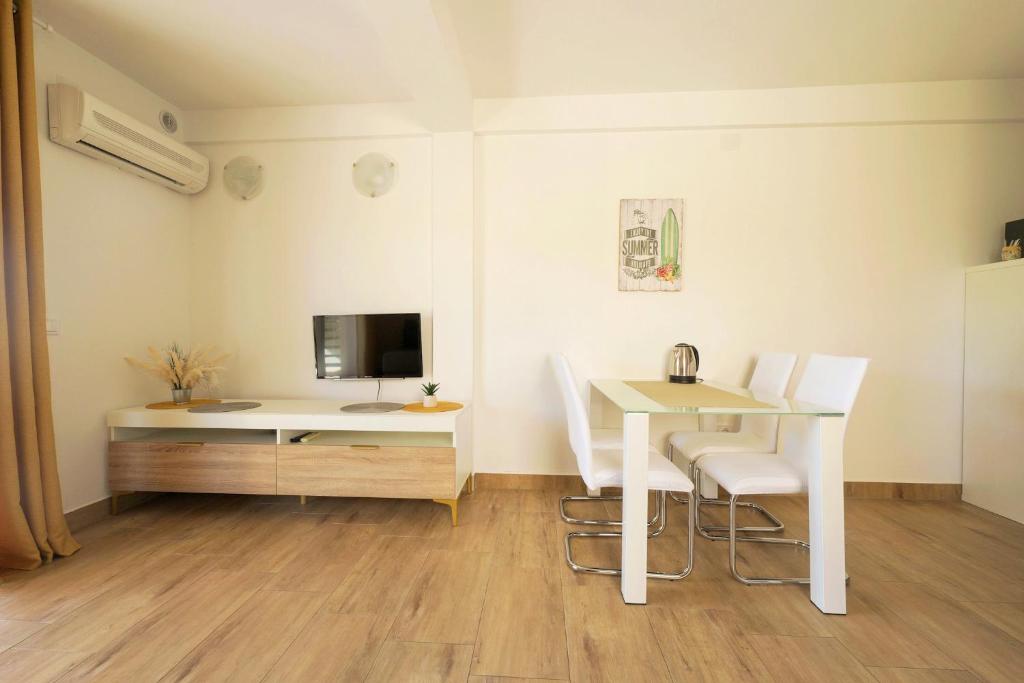 Apartments Chilla *** - One-Bedroom Apartment