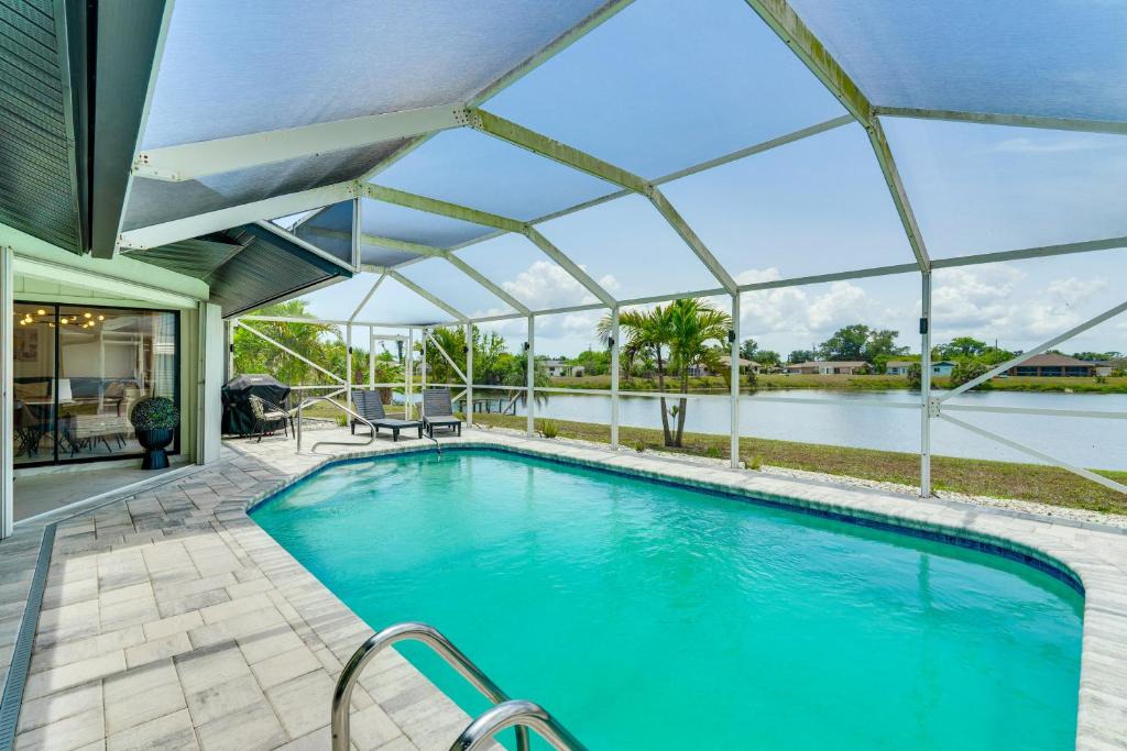Πισίνα στο ή κοντά στο Group Getaway Luxe Lakeside Gem in Port Charlotte
