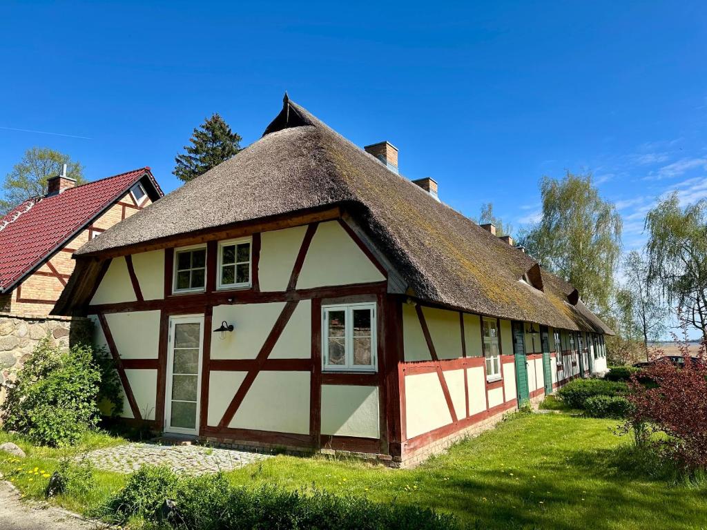 an old house with a thatched roof at Katen am Schwanenteich in Lassan