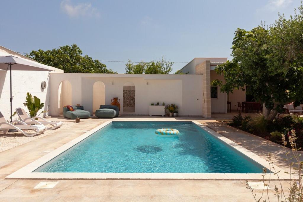 una piscina en el patio trasero de una casa en Casa Due Fichi, en San Pietro in Bevagna