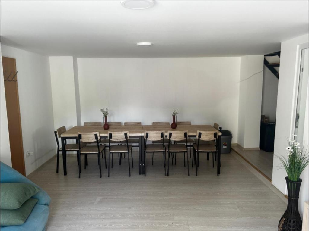 Un comedor con mesa y sillas en La Burlacu, en Eşelniţa