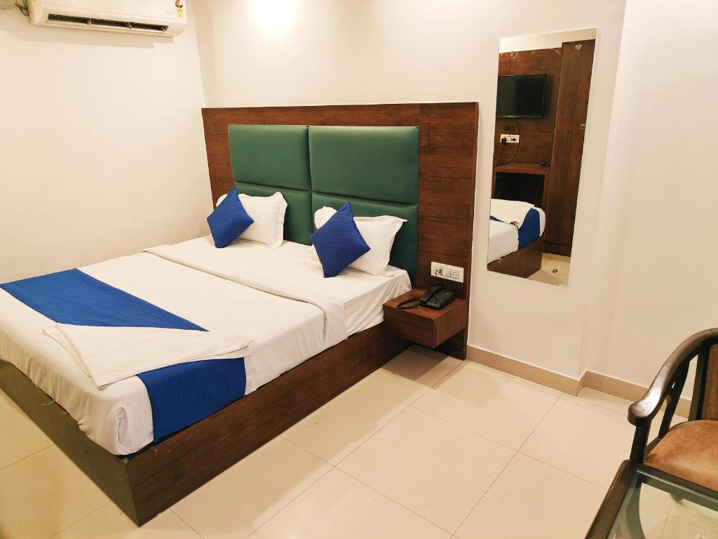 Postel nebo postele na pokoji v ubytování Hotel DSR TELA Grand Plaza Near IGI Airport
